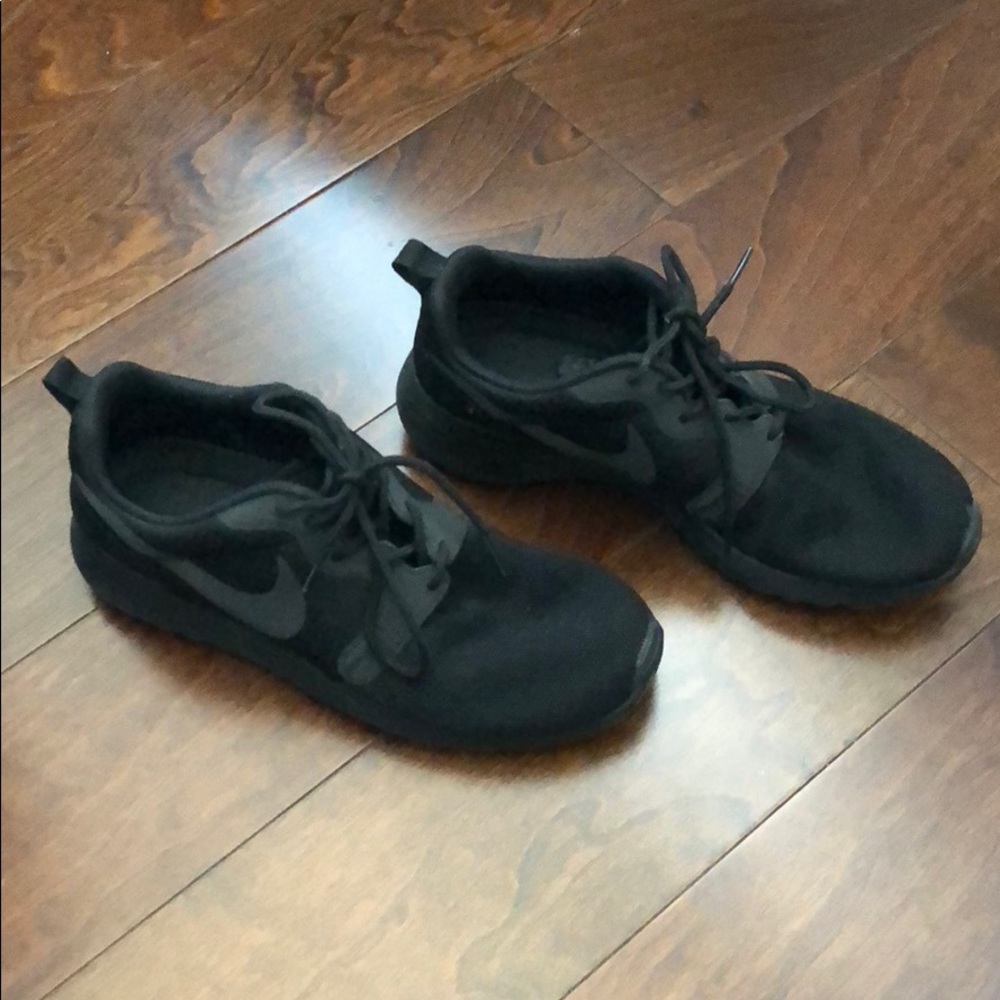 Black Nike shoes only worn twice